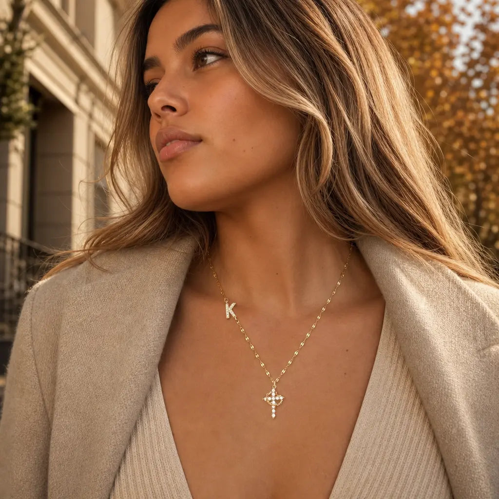maela-collar-eternal-product_lifestyle_1_3e596b00-b8d8-4e0e-9c7a-ad2cdc26097f.webp